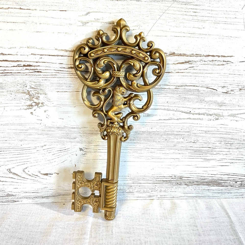 Vintage gold resin key wall decor dart lion head